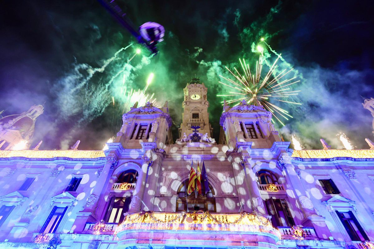 festesdeVLC's tweet image. 👑✨ Així s’ha viscut la Cavalcada de Reis a València

🎶 Música i espectacles als carrers
🎠 Carrosses plenes de fantasia
🌟 Milers de famílies compartint il·lusió
👑 Saluda final dels Reis des del balcó de l’Ajuntament

💫 Una vesprada màgica per a tancar el Nadal.