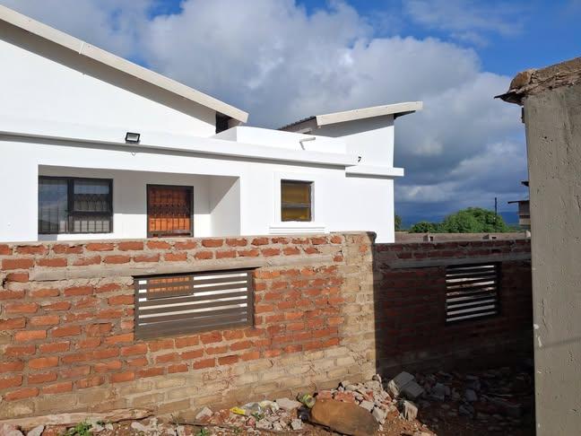 NcubukeziM's tweet image. My neighbor built a wall and plastered it from his side and I left my side unfinished, who’s supposed to plaster from my side?🤔