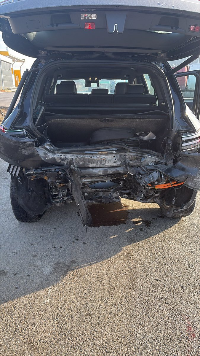 CAGDASSALTAS's tweet photo. @MercedesTurkiye Elektrikli araçlarınız otoyolda stop ediyor. https://t.co/SZGK4iAR33