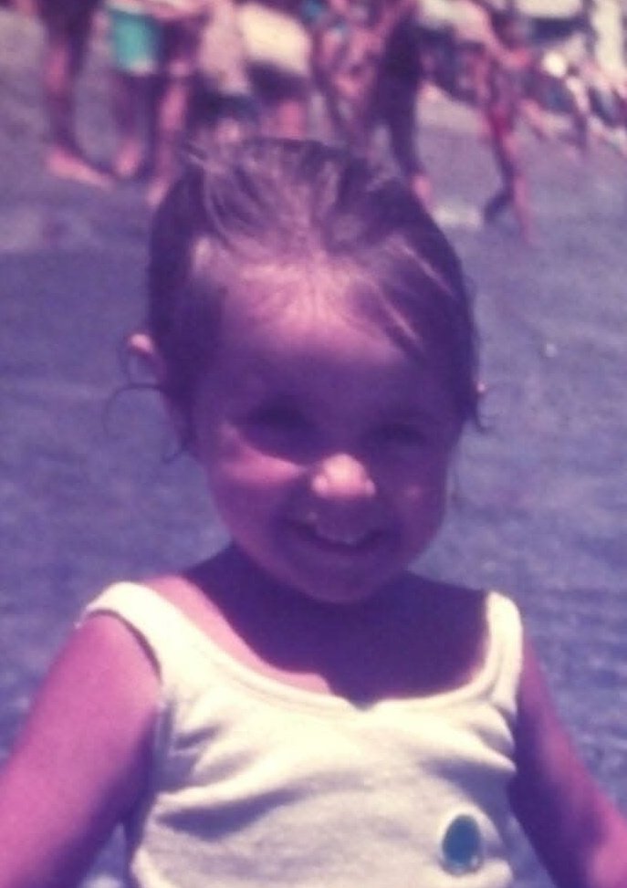 "Agranda la puerta, Padre
porque no puedo pasar ;
la hiciste para los niños,
yo he crecido a mi pesar"

"Si no me agrandas la puerta,
achícame por piedad ;
vuélveme a la edad bendita
en que vivir es soñar"
#ReyesMagos2026