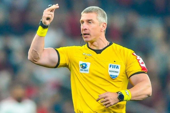 kempao's tweet image. A FCF vai promover algo inédito no futebol brasileiro (talvez mundial):

Os árbitros irão conceder entrevista coletiva após as partida do Campeonato Cearense de 2026.

A entrevista com o árbitro do jogo será realizada após as coletivas dos treinadores dos 2 times.

SENSACIONAL!