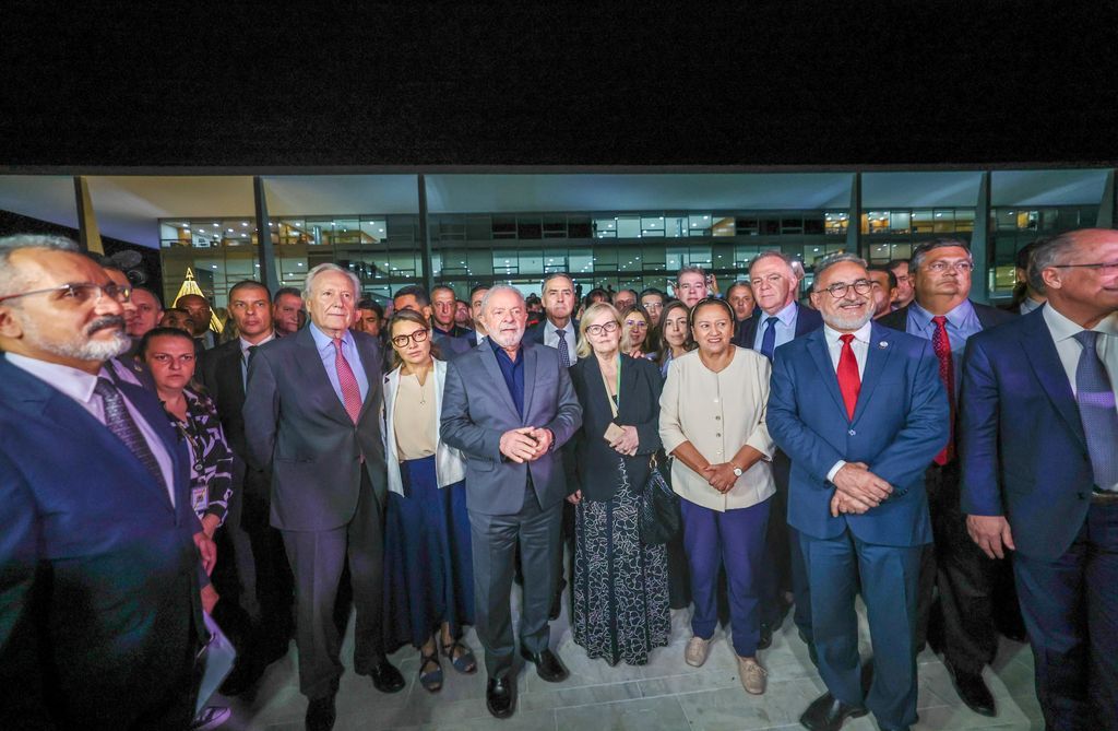 eixopolitico's tweet image. 🇧🇷 Presidente Lula veta nesta quinta-feira, 8 de janeiro, o projeto que diminui as penas para os condenados pelos atos golpistas do... 8 de Janeiro.