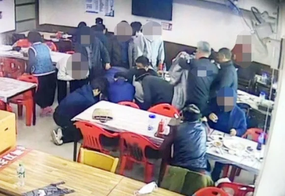 Profit_Lx's tweet image. 식당 알바 중 의식 잃은 80대 살린 고교생들

(울산 대송고 윤재군·화암고 문현서 학생)

1. 아버지가 HD현대중공업 사내 특수 '구조대원'

2. 어렸을 때부터 '심폐소생술(CPR)'을 10번 가까이 배움

3. 옆에서 식사하시던 할아버지가 의식을 잃자 문 군이 기도를 확보하고 윤 군이 호흡이 없는 것을…