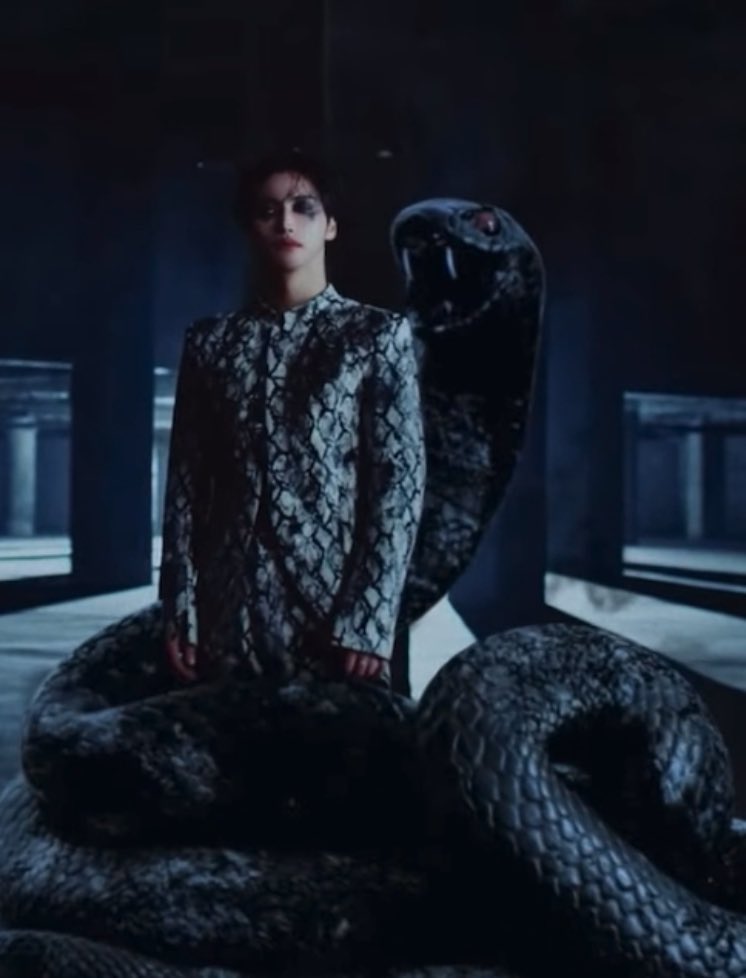 st4rlithwa's tweet image. the skin mv kind of reminded me of geling yan’s genderqueer reinterpretation of the legend of the white snake (白蛇传)