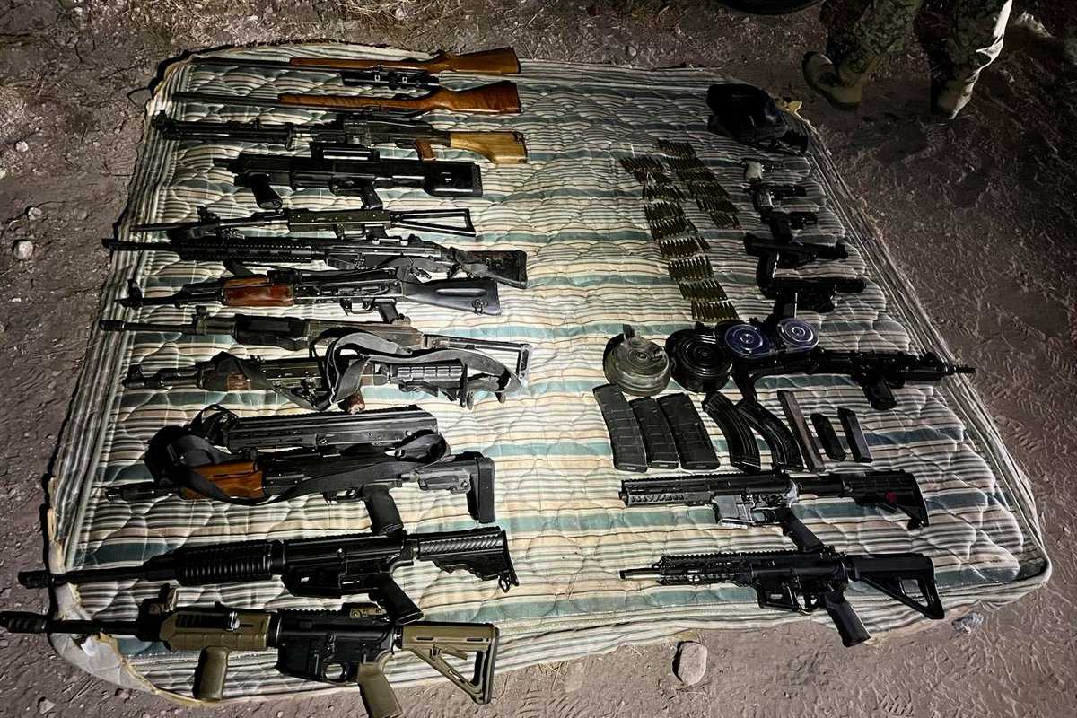 Como resultado de la estrategia de seguridad en la entidad y la coordinación permanente entre las corporaciones, elementos del Ejército Mexicano aseguraron en #Navojoa un vehículo con reporte de robo en Estados Unidos, dentro del que se incautó un importante arsenal. 

En