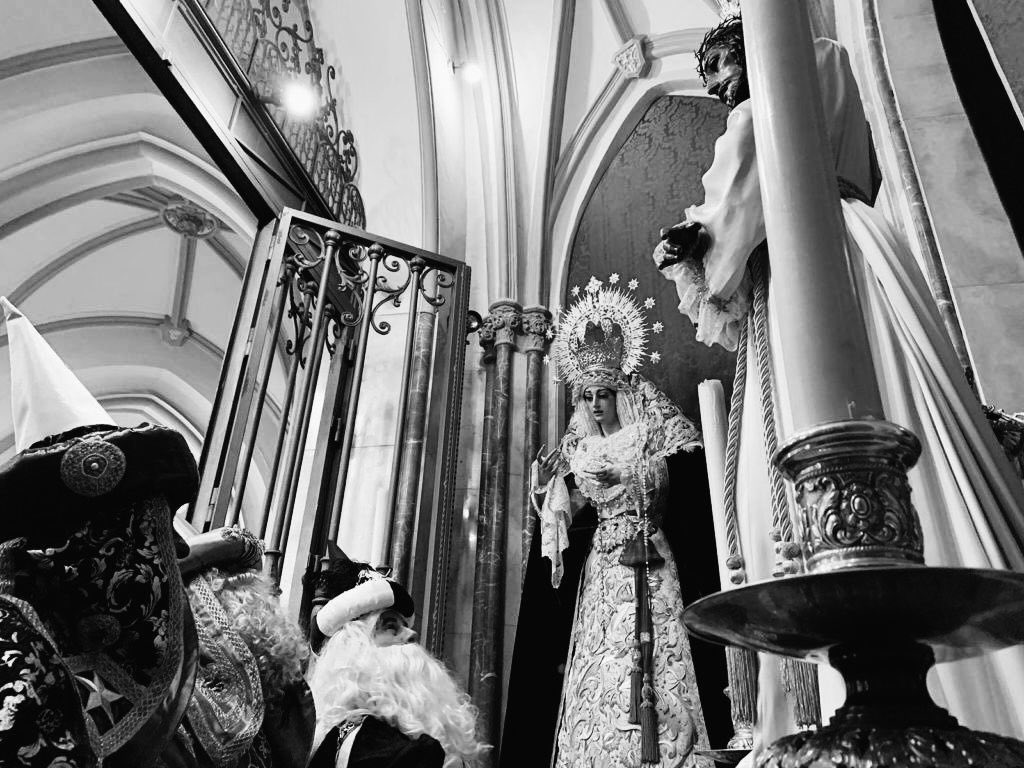 «Dice la tradición que, avisados en sueños, no regresaron por el mismo camino, 
porque quien se encuentra con Jesús nunca vuelve igual.» 

Feliz Noche de Reyes desde La Trinidad. ✨👑