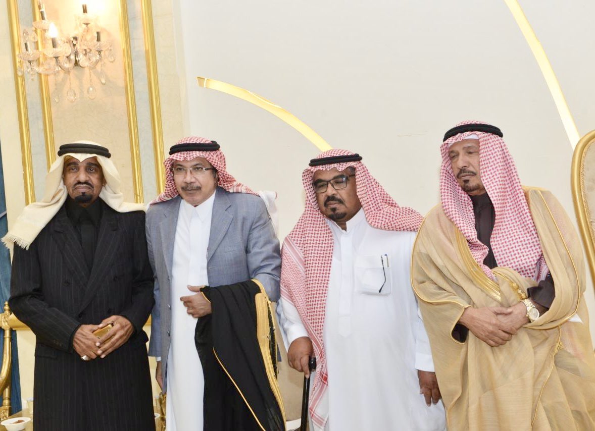 من البوم الذكريات هذه الصوره التي تجمع عدد من قدامى الرياضيين عام 1440هـ ( 2019م) في حفل زواج نجل الصديق عبدالله بن بيشان ..يتقدمهم كابتن المنتخب و الهلال الاسبق #محسن_بخيت ( الثاني من اليسار) .. 
مع ثلاثه من الأخوياء الخاصين للرئيس الهلالي الالماسي الامير #بندر_بن_محمد  بن سعود