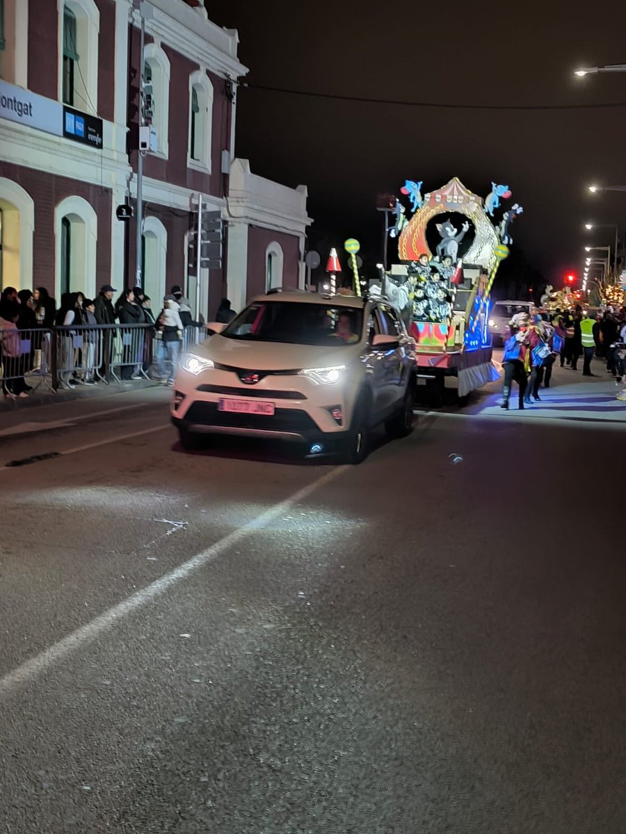 PCMontgat's tweet photo. 👑✨ Cavalcada de Reis a Montgat

Des de @PCMontgat, hem col·laborat en el dispositiu de seguretat de la cavalcada.

🤝 Agraïm a la @PoliciaMontgat i a @Montgat la confiança i comptar amb la nostra col·laboració un any més.

#CavalcadaDeReis #Montgat https://t.co/RZCbpEe34E
