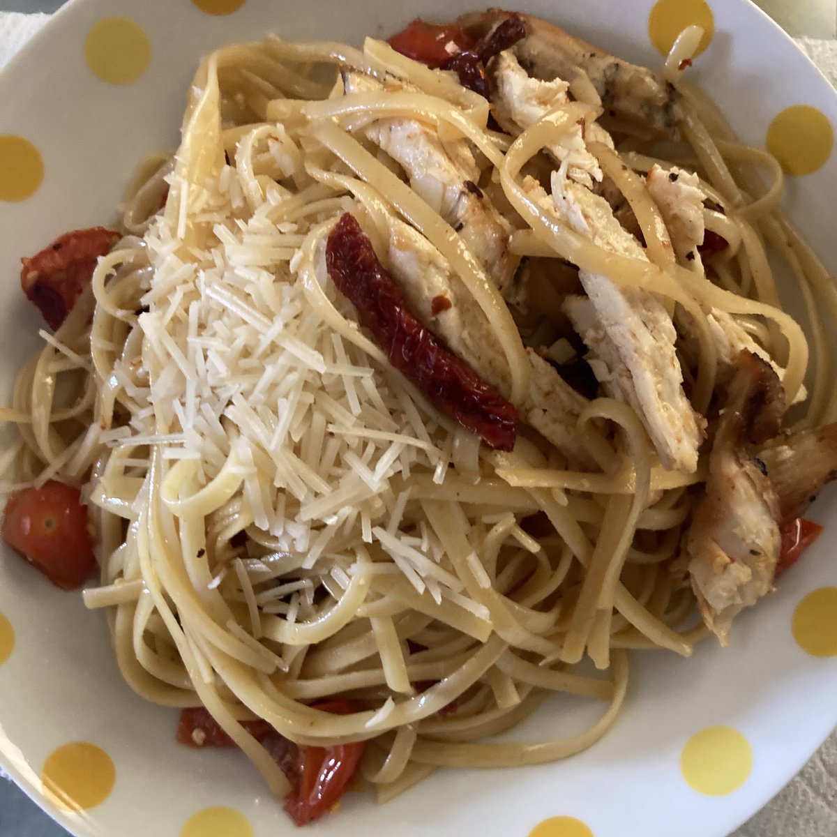 ILNOJ's tweet image. Sun dried tomatoes in olive oil with chicken and added some grape tomatoes.