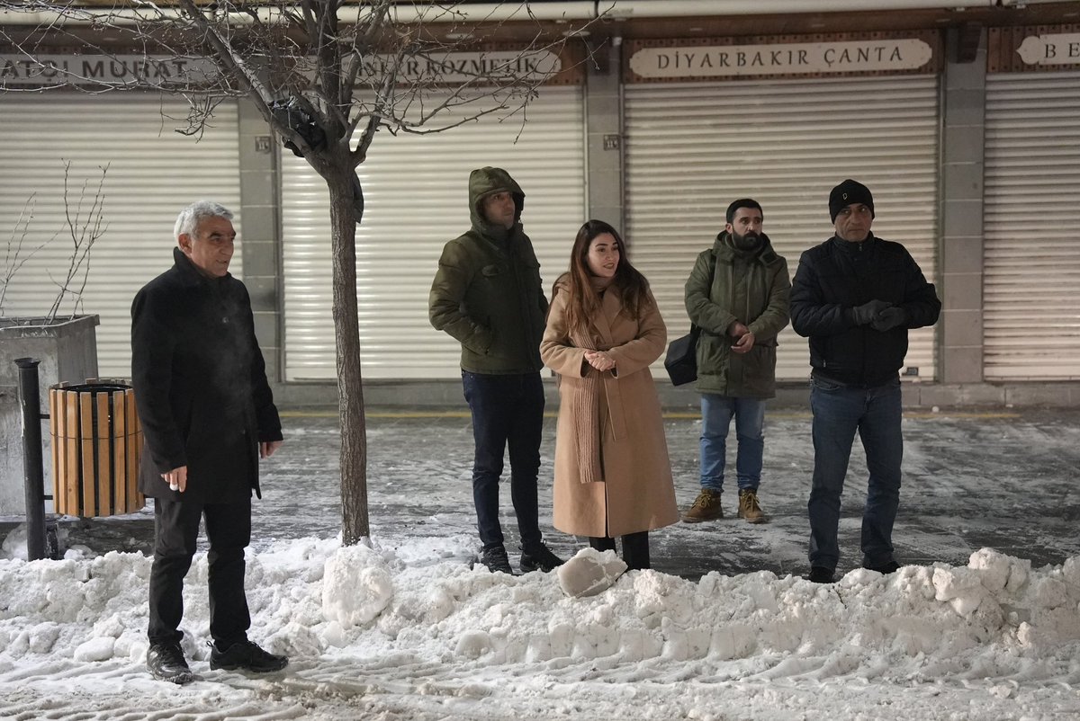 Eşbaşkanımız Önkol Karla Mücadele Çalışmalarını Yerinde İnceledi

❄️ Yoğun kar yağışı sonrası sürdürülen karla mücadele çalışmaları kapsamında Eşbaşkanımız Fatma Gulan Önkol, meclis üyelerimizle birlikte gece geç saatlere kadar sahada görev yapan ekiplerimizi ziyaret etti.

Kar