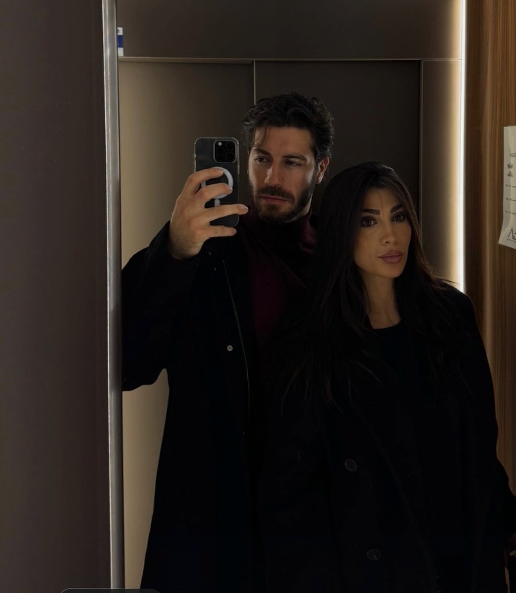 Iperborea_'s tweet photo. ma l'aura da power couple che emana questa foto, la consapevolezza che non shipperò mai più una cosa di questa portata https://t.co/ep5GBV0ysU