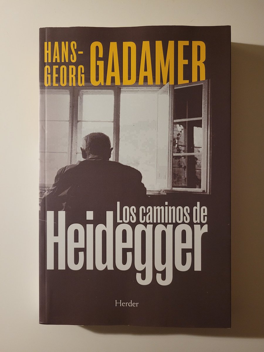 Alex_philosoph's tweet image. Empezamos el año con un librazo: el conjunto de ensayos (todos interesantísimos) que Gadamer escribió sobre su maestro.

La tesis principal que se desprende es que no hay un único Heidegger, sino múltiples caminos de pensamiento, todos ellos orientados por la pregunta por el ser.