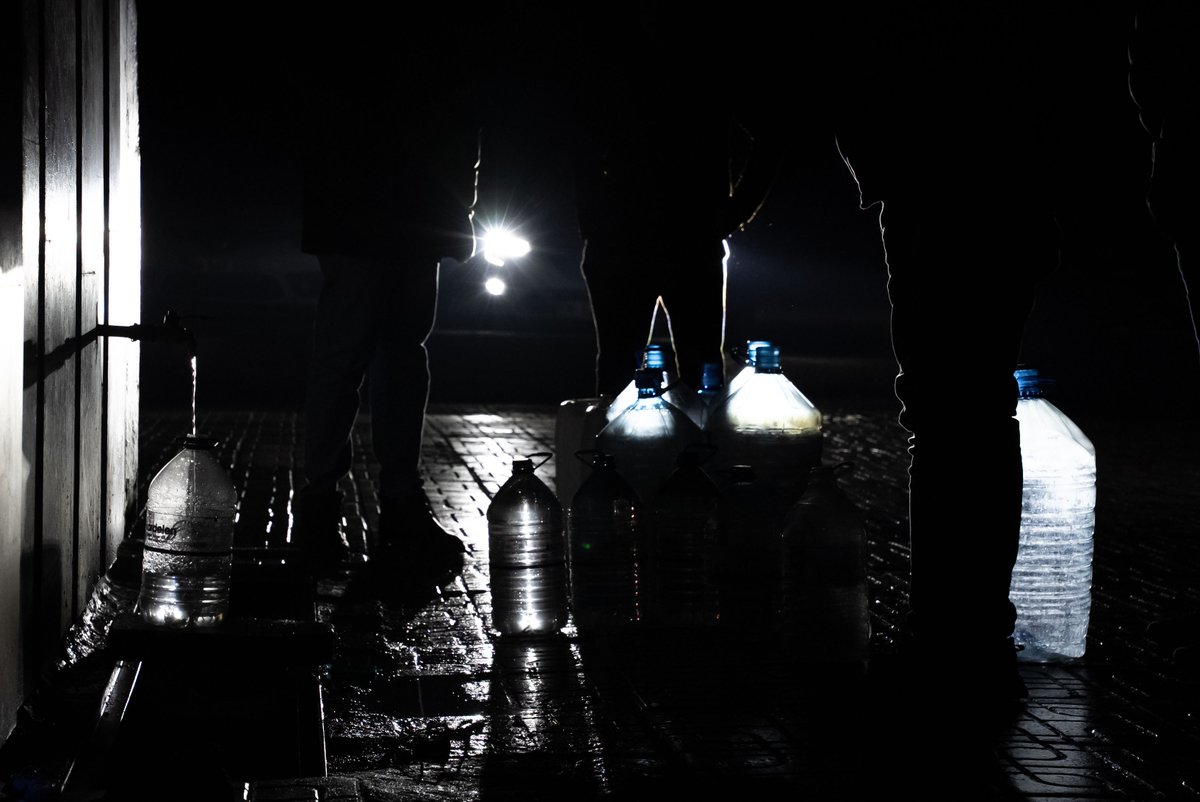 Ankara'da çeşmelerde gece mesaisi.

Başkentte yaşanan su kesintileri nedeniyle bazı mahallelerdeki vatandaşlar, çeşmelerden su temin ediyor.

tr.trthaber.com/1/5a7c224e