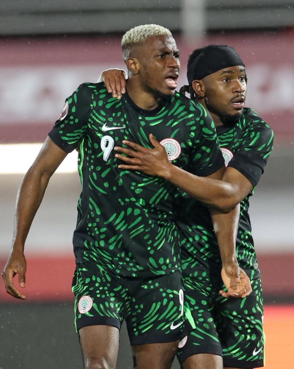 Victor Osimhen &amp; Ademola Lookman.

em alto nível, não existe dupla mais explosiva, na África, que eles.

marcam gols, destroem defesas na copa africana e até discutem.

as melhores relações amorosas ainda são capazes de terem brigas e discussões- construtivas.

Osimhen e Lookman