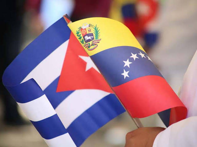 #CubaHonra a sus mártires, la Patria os contempla orgullosa, por ellos la justicia se impondrá, nuestras condolencias a familiares de los 32 cubanos caídos en Venezuela. 🇨🇺🇻🇪 #CubaConVenezuela