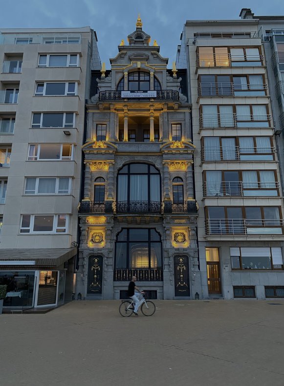 <a href="/PerseusLeGrand/">Perseus</a> À Ostende Il reste tout de même quelques belles maisons, par exemple celle-ci coincée, il est vrai, entre deux immeubles.