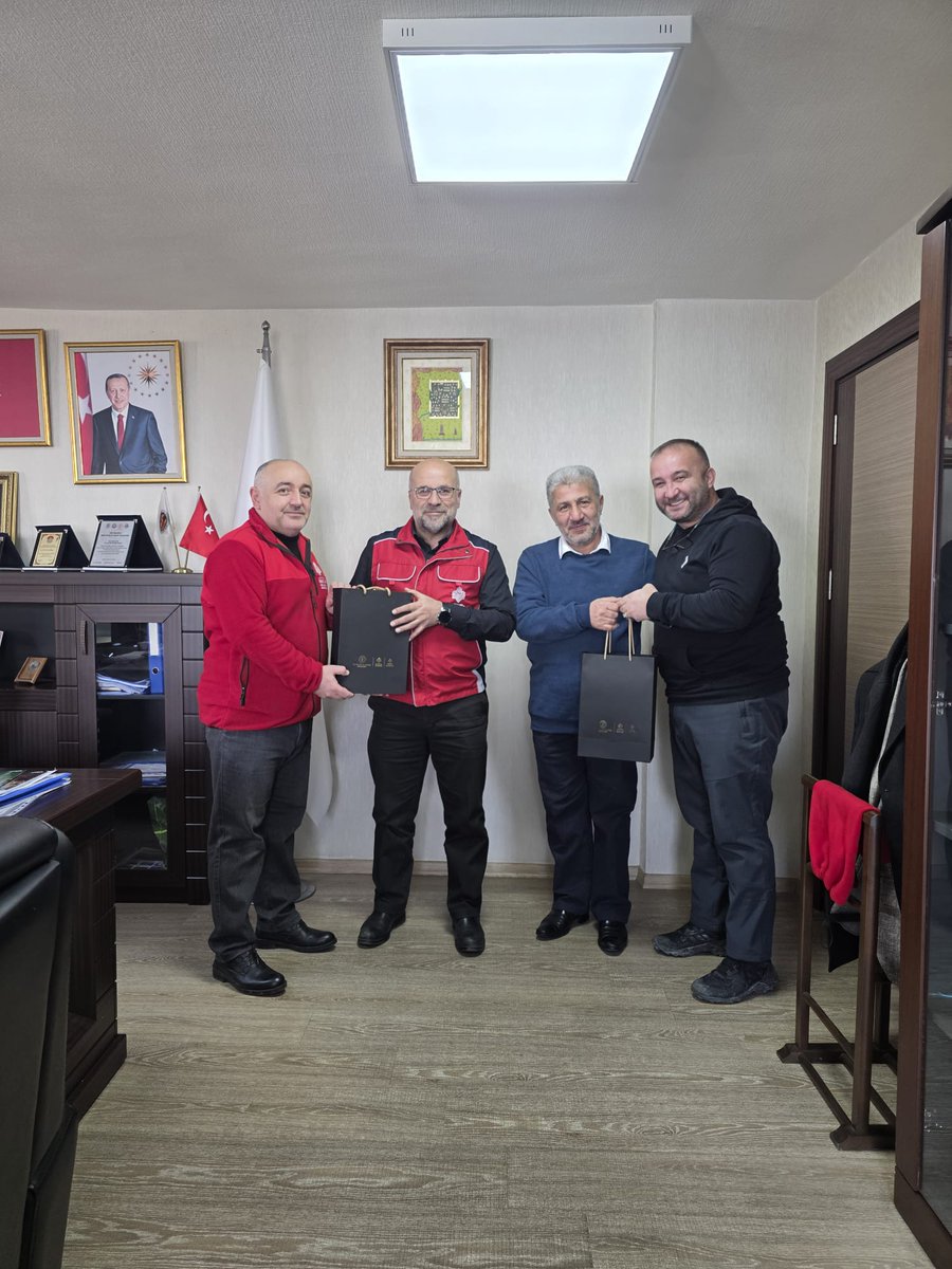 ErzurumVakiflar's tweet photo. 📍 Bölge Müdürümüz Sayın Murat Uslu ile Bölge Müdür Yardımcımız Sayın İlhan Umut Akdaş, yeni yıl vesilesiyle Genel Müdürümüz Sayın Sinan Aksu’nun selamlarını, hediyelerini ve iyi dileklerini mesai arkadaşlarımıza iletti. 

📍 “Vakfet, Yaşat, Yaşa” vizyonumuz çerçevesinde 2026 yılı hedeflerimize kararlı adımlarla ilerlerken, tüm mesai arkadaşlarımıza sağlık, huzur ve başarılarla dolu bir yıl temenni ediyoruz.

@muslu24 @VakiflarGM