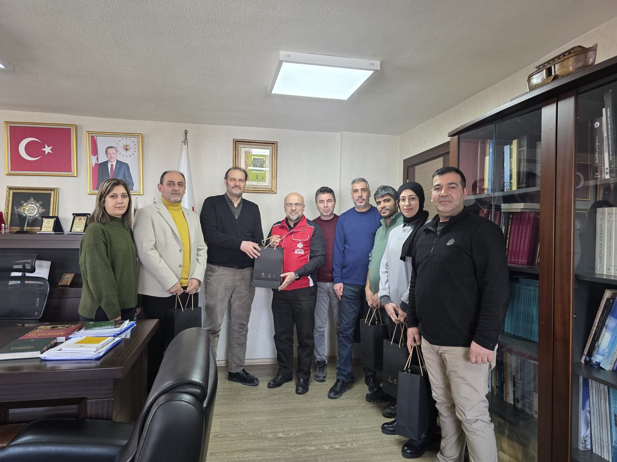 ErzurumVakiflar's tweet photo. 📍 Bölge Müdürümüz Sayın Murat Uslu ile Bölge Müdür Yardımcımız Sayın İlhan Umut Akdaş, yeni yıl vesilesiyle Genel Müdürümüz Sayın Sinan Aksu’nun selamlarını, hediyelerini ve iyi dileklerini mesai arkadaşlarımıza iletti. 

📍 “Vakfet, Yaşat, Yaşa” vizyonumuz çerçevesinde 2026 yılı hedeflerimize kararlı adımlarla ilerlerken, tüm mesai arkadaşlarımıza sağlık, huzur ve başarılarla dolu bir yıl temenni ediyoruz.

@muslu24 @VakiflarGM