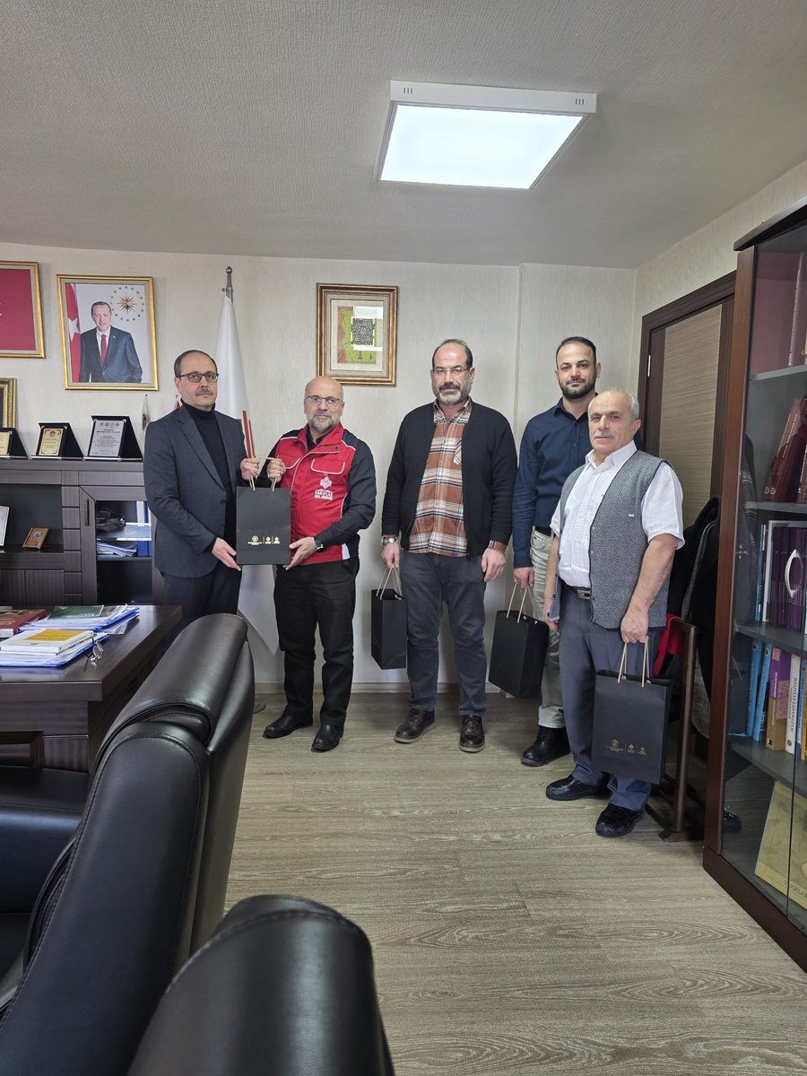 ErzurumVakiflar's tweet photo. 📍 Bölge Müdürümüz Sayın Murat Uslu ile Bölge Müdür Yardımcımız Sayın İlhan Umut Akdaş, yeni yıl vesilesiyle Genel Müdürümüz Sayın Sinan Aksu’nun selamlarını, hediyelerini ve iyi dileklerini mesai arkadaşlarımıza iletti. 

📍 “Vakfet, Yaşat, Yaşa” vizyonumuz çerçevesinde 2026 yılı hedeflerimize kararlı adımlarla ilerlerken, tüm mesai arkadaşlarımıza sağlık, huzur ve başarılarla dolu bir yıl temenni ediyoruz.

@muslu24 @VakiflarGM