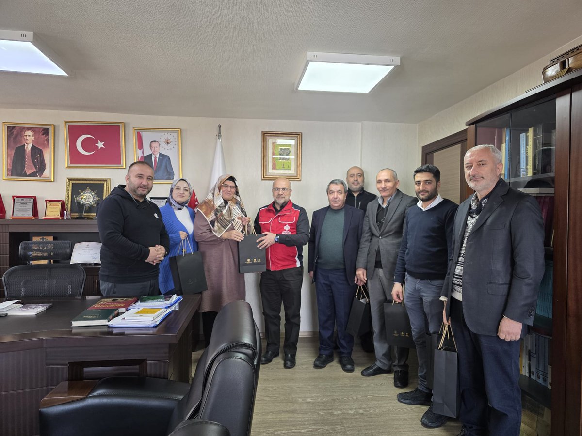 ErzurumVakiflar's tweet photo. 📍 Bölge Müdürümüz Sayın Murat Uslu ile Bölge Müdür Yardımcımız Sayın İlhan Umut Akdaş, yeni yıl vesilesiyle Genel Müdürümüz Sayın Sinan Aksu’nun selamlarını, hediyelerini ve iyi dileklerini mesai arkadaşlarımıza iletti. 

📍 “Vakfet, Yaşat, Yaşa” vizyonumuz çerçevesinde 2026 yılı hedeflerimize kararlı adımlarla ilerlerken, tüm mesai arkadaşlarımıza sağlık, huzur ve başarılarla dolu bir yıl temenni ediyoruz.

@muslu24 @VakiflarGM