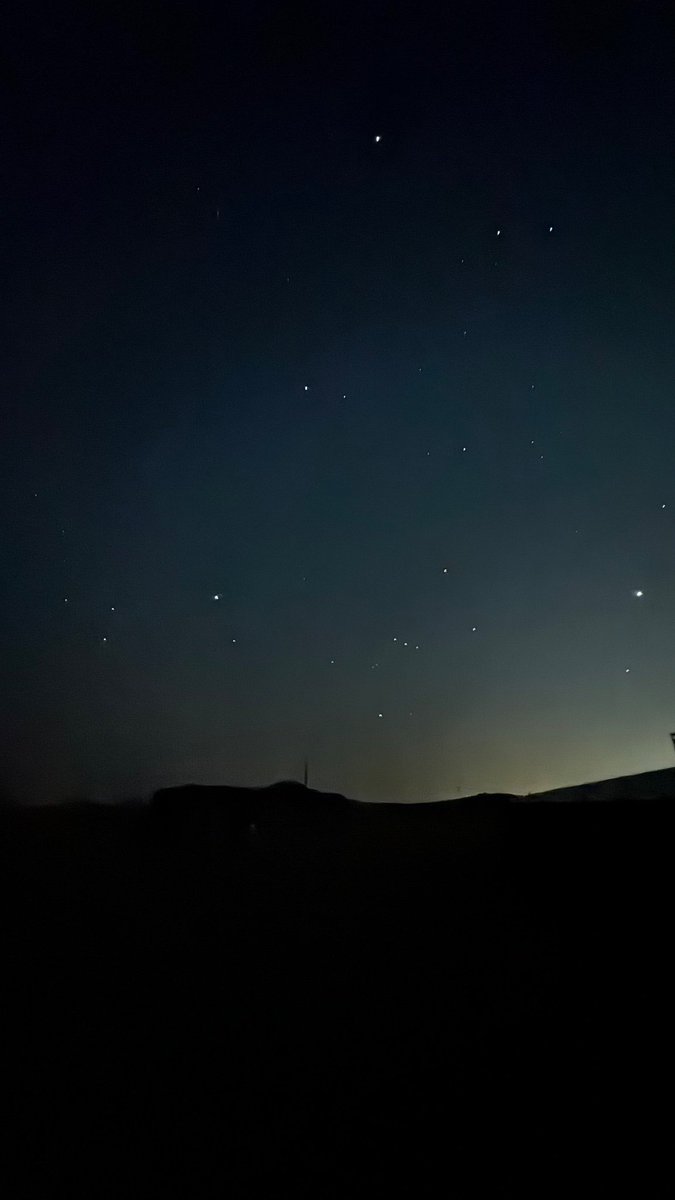 يلا عجب السمائي يلا عجبُها تمر على الدهري مرور الكرامي وترئ احزانِ البشرُ ولا تروف بحالهم يلا عجبك أيتها السماء يلا عجبك شحيحتي الغيث والمطر وشحيحة النجم في أوساط المدنِ