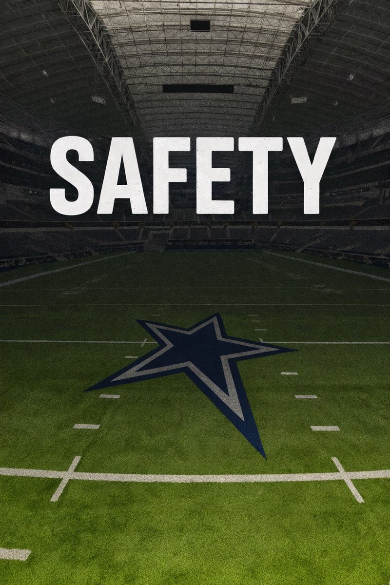 BlueGreyFB's tweet image. 🚨 SAFETY! 🚨

West’s defense brings the pressure and forces a QB error, resulting in a SAFETY as the offense is bottled up in the end zone.

📊 East regains the lead — 16–14.

Defense changing the scoreboard.
Every snap matters now. 🏈🔥

#BlueGreyBowl #EastVsWest #Safety…