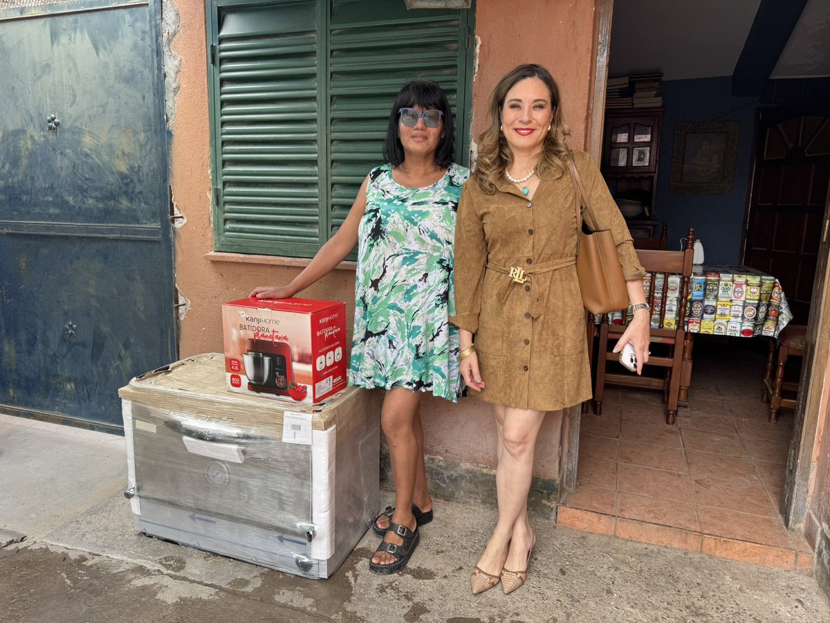 MGDSalta's tweet photo. subsecretaria de las Mujeres, Géneros y Diversidad, Julieta Valencia Donat, conoció a Daniela, escuchó su historia y acompañó ese camino que hoy empieza a crecer. A través del Banco de Herramientas, le entregamos el horno y la batidora que impulsan su emprendimiento. https://t.co/daxaMnlIok