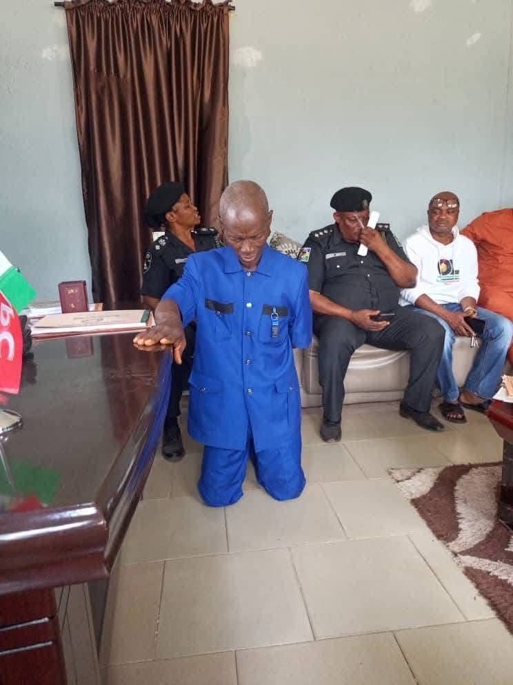 HIS ARREST WAS BASELESS

The elderly man seen kneeling in the viral photographs is an Administrative Officer attached to a Primary Health Centre (PHC) in Egbedore Local Government Secretariat.

Some PHC workers are due for retirement and, in line with standard procedure, are