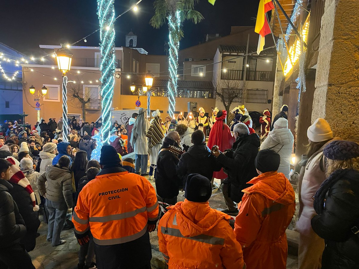PChiloeches01's tweet photo. 🔶🔷🔶 👑👑👑🐫🐫🐫 SSMM los #ReyesMagos visitan #Chiloeches en la noche “en la que todo puede suceder”✨ para prevenir su paso por nuestra población desplazamos dos unidades 🚒 🛻 y 🦺🦺🦺🦺🦺🦺🦺.9 https://t.co/ZrGNDVC5T5