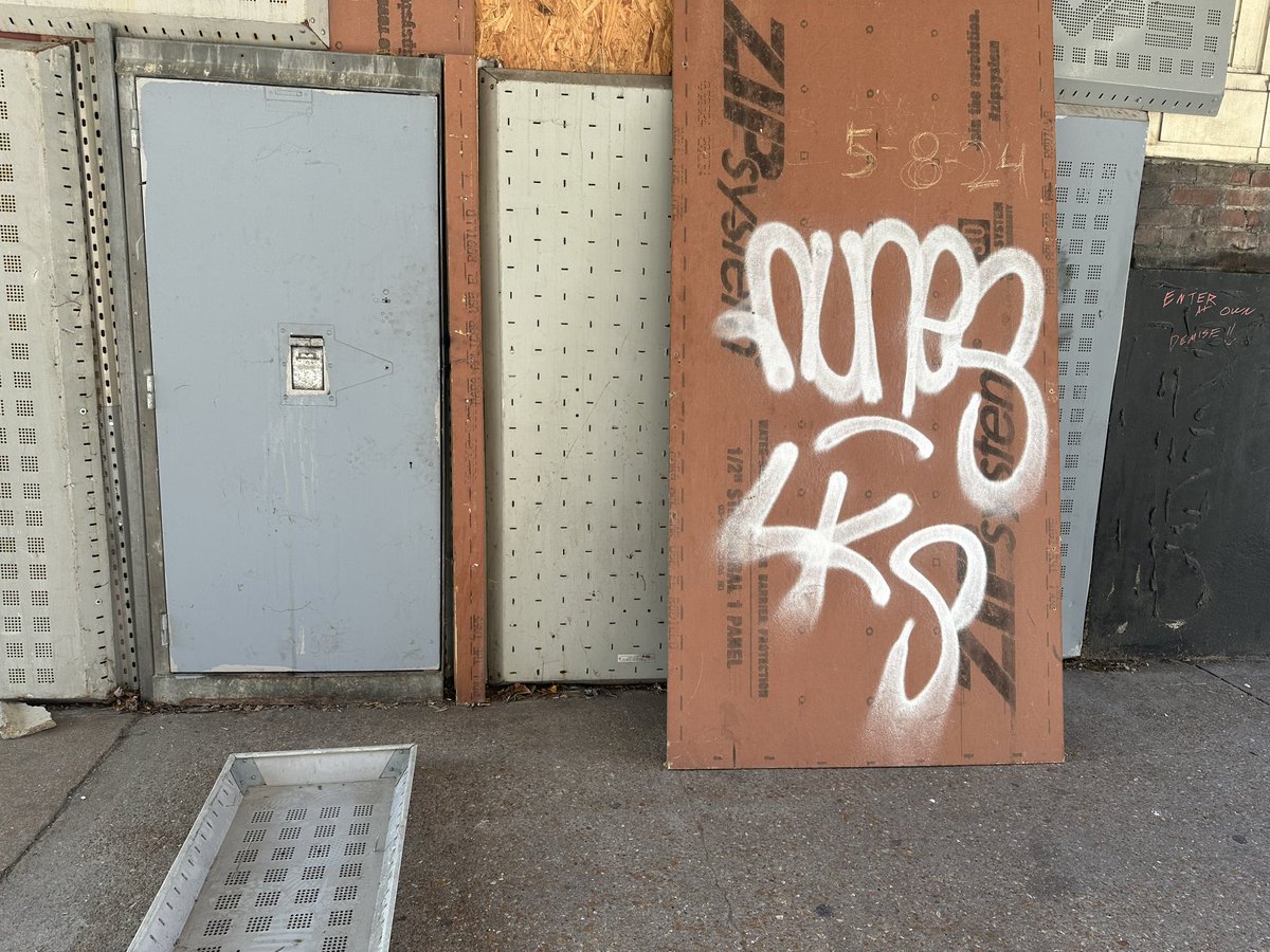 Illini1999's tweet photo. @stlcsb Railway Exchange building not secured. Picture is 6th St entrance between Olive and Locust. 615 Olive for property address. Thanks! https://t.co/Kva3Pr53eZ