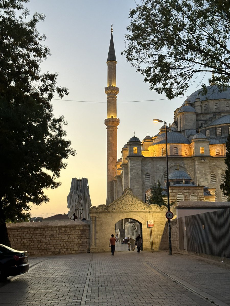 karmuhsin's tweet photo. “aldanma
ne parmaklarımdaki mürekkebe
ne de cilt cilt yazdıklarıma
yaşamın kılavuzu yoktur”- Mustafa Gök 

📸@karmuhsin #Minare #FatihCamii https://t.co/i4Lbc1EPuC