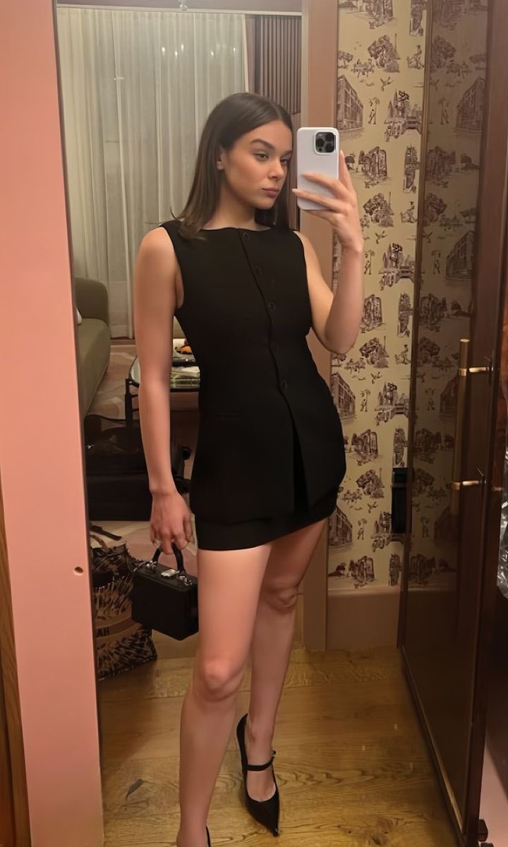 Hailee Steinfeld's legs looking so good