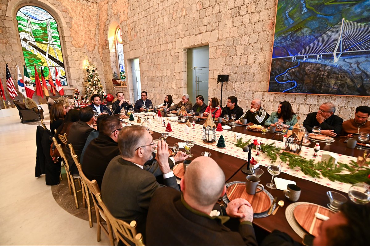 Este año lo arrancamos trabajando. En un desayuno con amigas y amigos de los medios de comunicación les informamos cómo cerramos 2025 con finanzas sanas, mucho trabajo y retos importantes. Este 2026 mantendremos presupuesto base cero y estrategias para tener el mejor año para