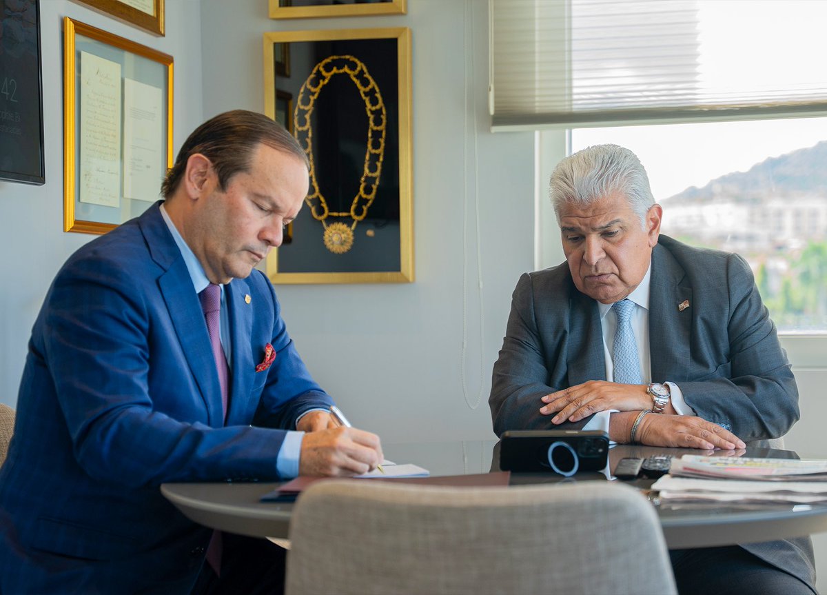 Hoy conversé con los presidentes <a href="/OrsiYamandu/">Yamandú Orsi</a> y <a href="/SantiPenap/">Santiago Peña</a>. Queremos lo mejor para los venezolanos y para la región. El cambio real se dará con democracia: abriendo la participación de los ganadores, acabando con la persecución y liberando a los detenidos políticos. 
Seguiré