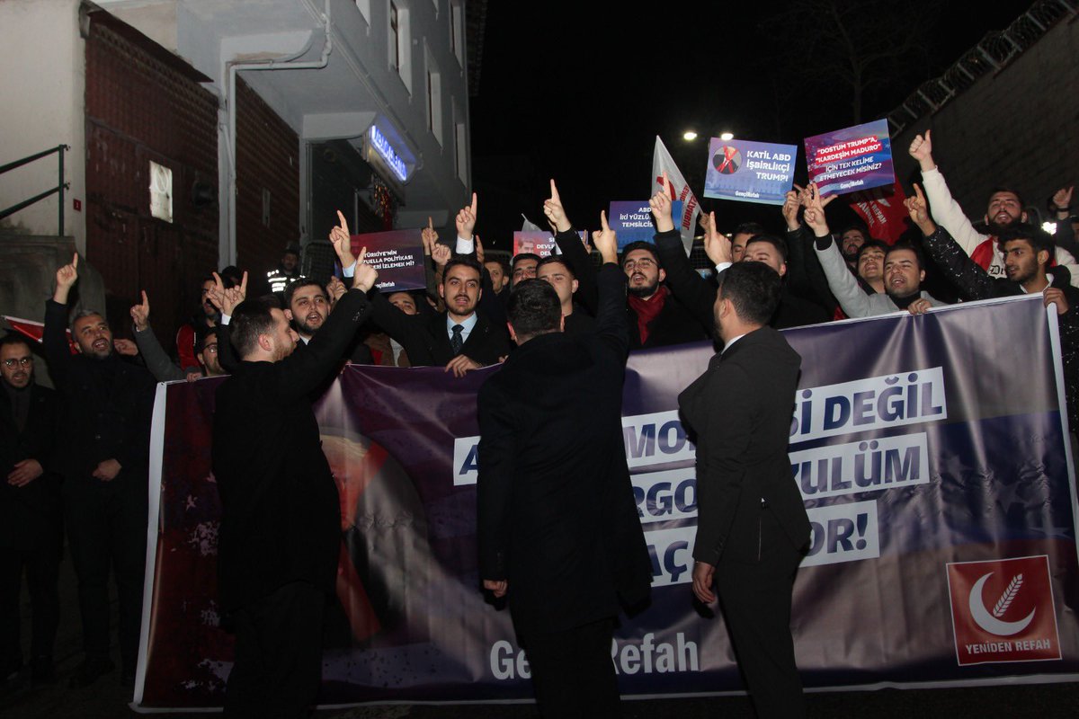 gencrefah's tweet photo. ABD, demokrasi değil; ambargo ve zulüm ihraç ediyor❗️

Genel Merkez Gençlik Kolları Başkanımız Selçuk Efe, ABD’nin Venezuela Devlet Başkanı Maduro ve eşini hedef alan uluslararası hukuk tanımaz haydutluğunu kınamak için İstanbul ABD Konsolosluğu önünde basın açıklaması gerçekleştirdi.

Yoğun katılımla gerçekleşen basın açıklamasında, emperyalizmin kirli oyunlarına karşı gür bir sesle “Dur!” dedik. 

Polisin yoğun güvenlik önlemleri altında gerçekleşen eylemde, bağımsız bir devletin egemenliğine yapılan bu saldırının asla kabul edilemeyeceğini haykırdık.

Sadece Maduro ve Venezuela için değil; Grönland, Kolombiya, Meksika, Suriye, Irak, Filistin ve niceleri için haykırdık ve haykırmaya devam edeceğiz❗️