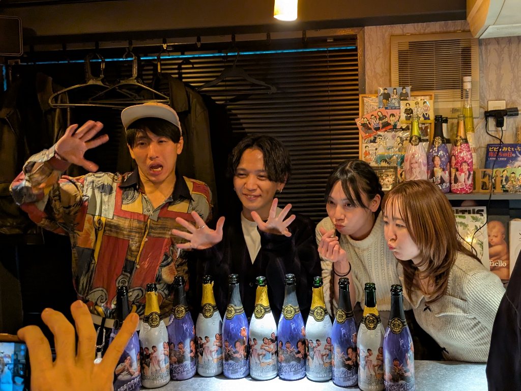 pepeppee's tweet photo. 大井町で呑みました。
#BAREi
#KY企画
#勇人拓真のとーくらいぶ
#KY大忘年会
#石川勇人
#角田拓真
#中井杏奈 https://t.co/eDtZ5q2mms