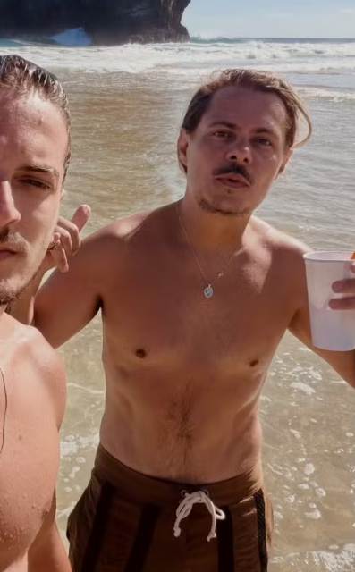 poptime's tweet image. Marcos Majella, do 'Vai Que Cola', aparece sem casmisa após perder mais de 30 quilos.