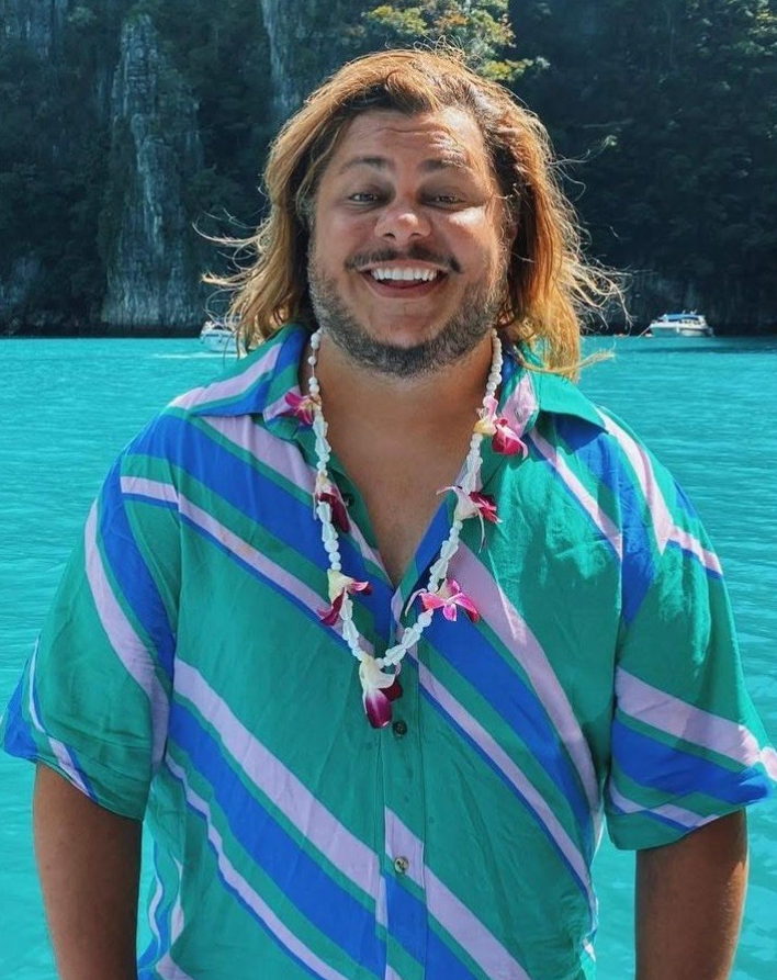 poptime's tweet image. Marcos Majella, do 'Vai Que Cola', aparece sem casmisa após perder mais de 30 quilos.