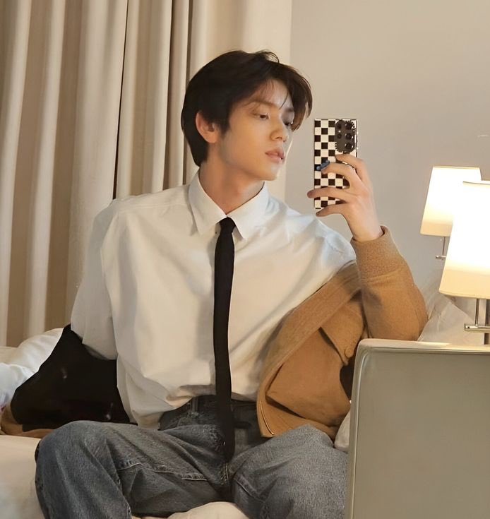 estrojvn's tweet image. this is how i see every ceo x model yeonbin au #icl