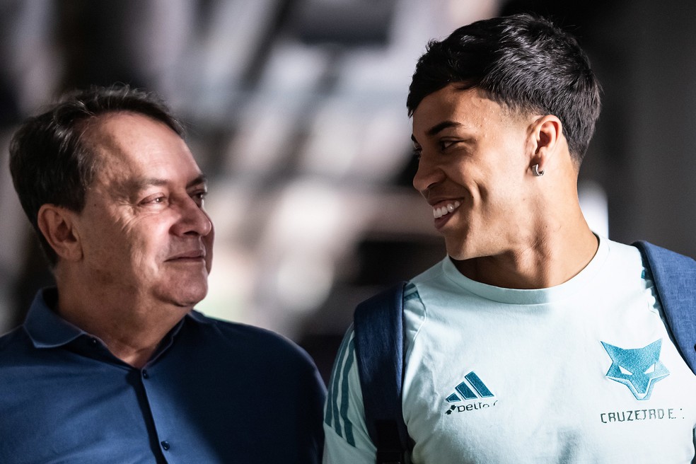 e o kaio fazendo fofoca pro pedrinho de tudo que o flamengo deve ter falado pra ele eles são muito pai e filho