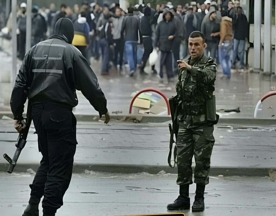 عکس معروف از انقلاب تونس که یک سرباز ارتش مقابل پلیس ضد شورش ایستاد و جلوی سرکوب مردمو گرفت.

تو ارتش ایران یک سرباز باشرف وجود نداره؟
#جاویدشاه