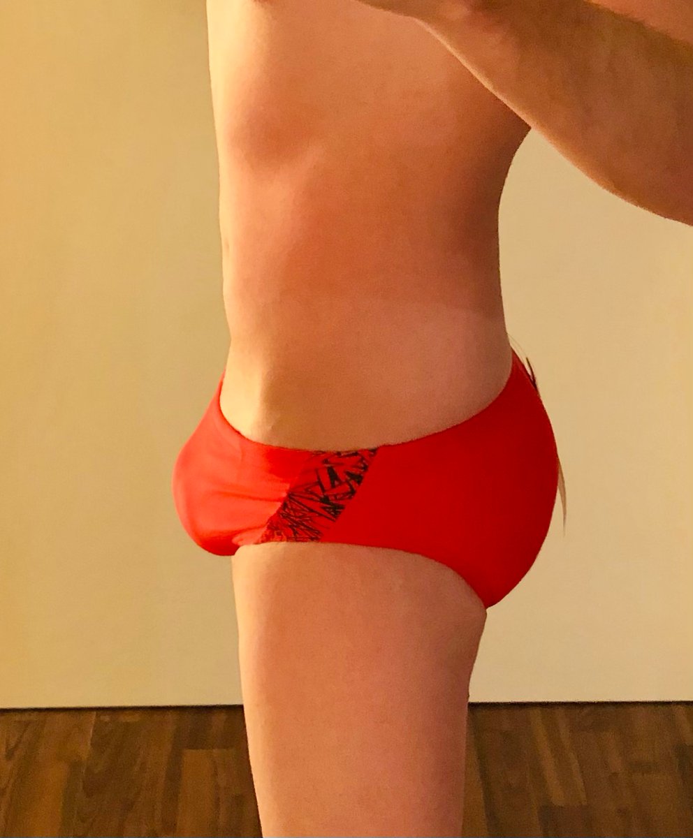 Part 1 / 7 of Simon's Christmas-present-box:
Red Speedo Boom Splice 6.5cm JR Brief

What do you guys think? Drop it in the comments - RTs are always welcome 😁🫶

#gay #gayboy #speedo #speedoboy #briefs #briefsboy #speedofetish #bulge #speedobulge #lycra #lycrafetish #swimbriefs