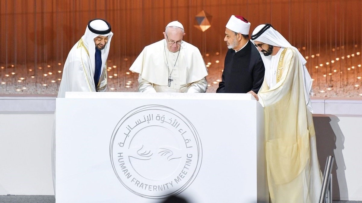 نحتفل اليوم (6 يناير) بمرور ثمانين عاما على ميلاد فضيلة الإمام الأكبر الأستاذ الدكتور أحمد الطيب، شيخ الأزهر الشريف، أحد أبرز رموز الوسطية والتنوير في عالمنا المعاصر، وهو عالِمٌ درس الفلسفة في فرنسا، فجمع بين عمق المعرفة الأكاديمية، ونقاء التدين، وصار نموذجاً للانفتاح على الحوار