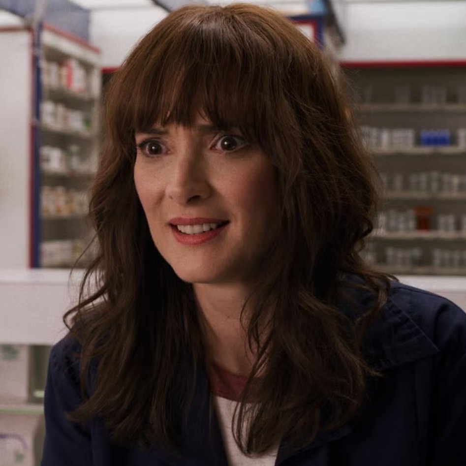 sboficial's tweet photo. Noah Schnapp sobre Winona Ryder:

"Eu não esperava ficar tão triste por ela ter encerrado as gravações, mas ela realmente se tornou uma mãe para mim. Eu pensava: 'Por favor, não. Você não pode ir.' É diferente do que acontece com os demais, porque é mais difícil manter contato com Winona Ryder. Então foi tipo: "Meu Deus, eu nunca mais vou vê-la.'"