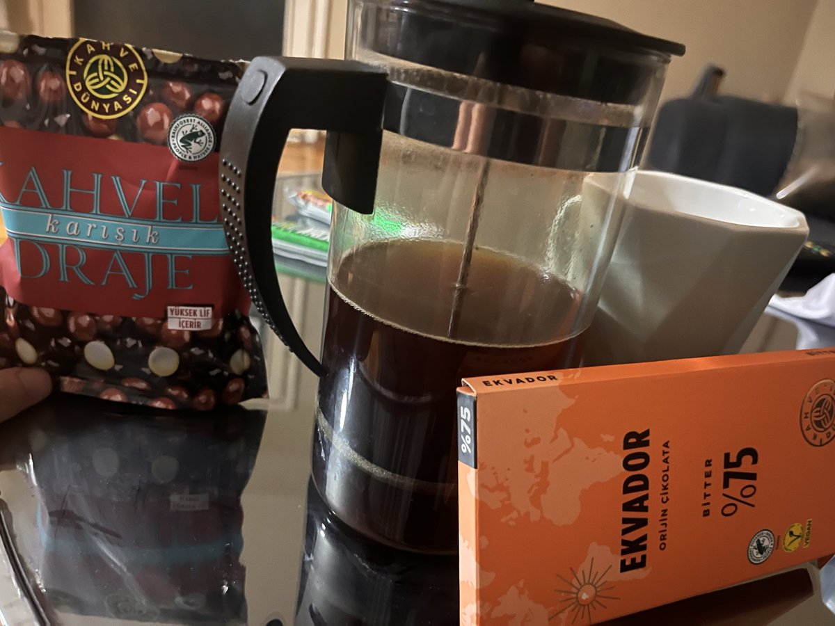 darkdreamnm's tweet photo. Gerçek çikolata ve kahve işini kahve dünyasından daha iyi yapan bir yer var mı henüz tanışmadım ürünlerine olan özen keşke mağazalarında da olsa daha mutlu çalışanlar profesyonel hizmet gibi https://t.co/VrlwnFNiGo