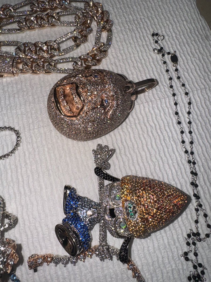 Ksace_'s tweet image. I cant sit on the internet and not give Robb his flowers cuz he 
Been on this down to the chain pendent