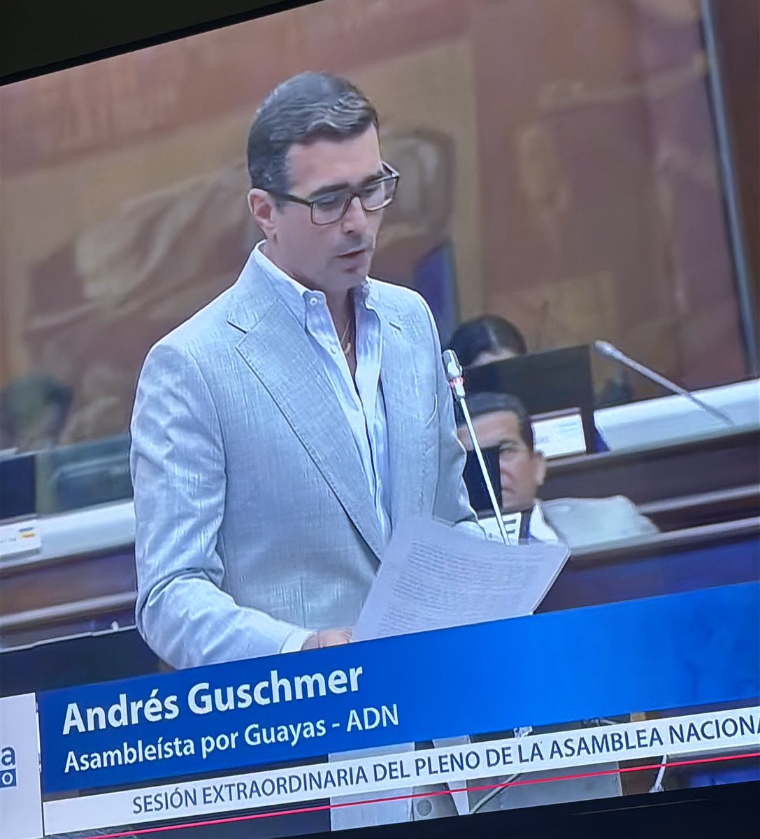 ¡Qué vergüenza!
Todos los asambleístas de <a href="/BancadaADN/">Bancada ADN</a> leen papeles para poder intervenir… no tienen ideas propias, todos son unos ignorantes… les falta costa, les falta aire, les falta verbo… les falta todo.