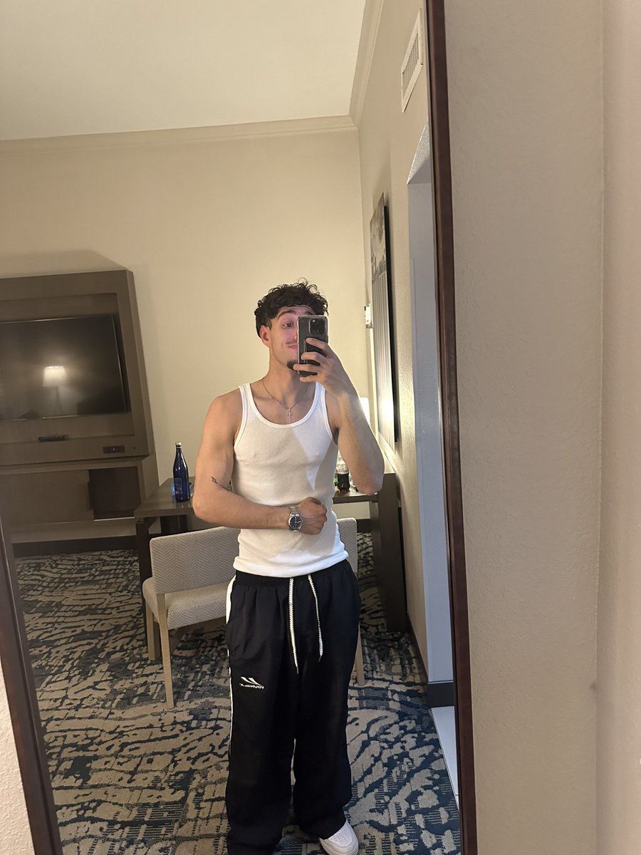 One of the most humbling things is when you can’t push the weight you use to push…. I literally look like a 7th grader again dam it’s ok give me 7 months 💪🏼