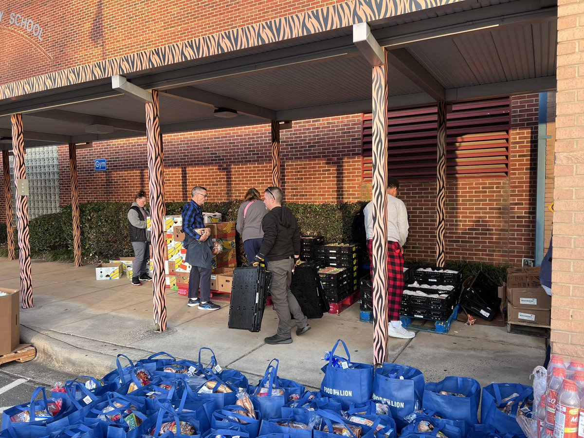 SterlingElemen1's tweet photo. Kicking off 2026 with a mobile food pantry, thanks to our friends at @pinevilleneigh  and @shmetrolina! 🍞 🥛 🍎 🍊🥦🥕🥚 @CharMeckSchools #sterlingpride🐯 #Crew89 #LevelUP⬆️ #community https://t.co/KUMsRHnXyF