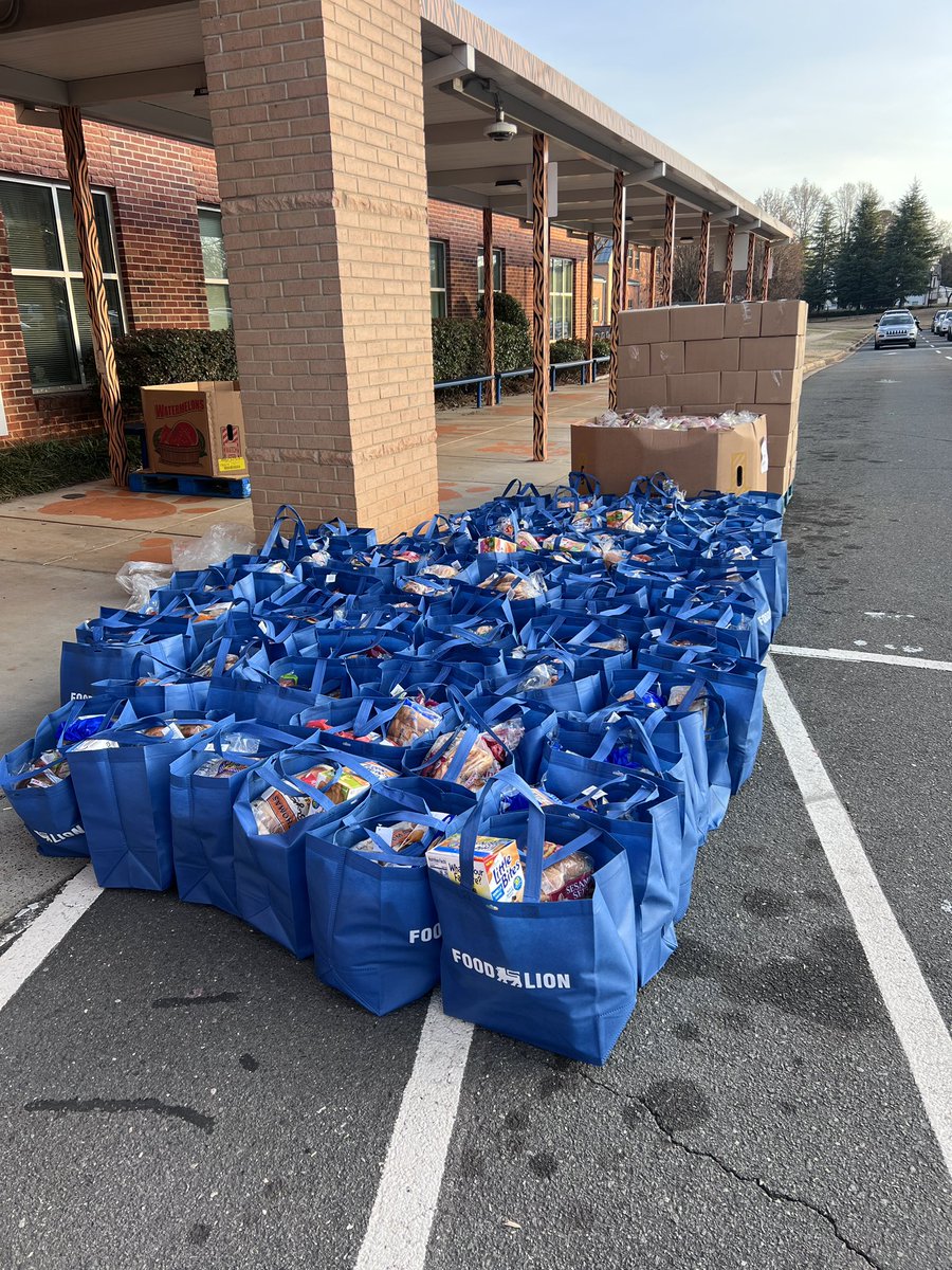 SterlingElemen1's tweet photo. Kicking off 2026 with a mobile food pantry, thanks to our friends at @pinevilleneigh  and @shmetrolina! 🍞 🥛 🍎 🍊🥦🥕🥚 @CharMeckSchools #sterlingpride🐯 #Crew89 #LevelUP⬆️ #community https://t.co/KUMsRHnXyF